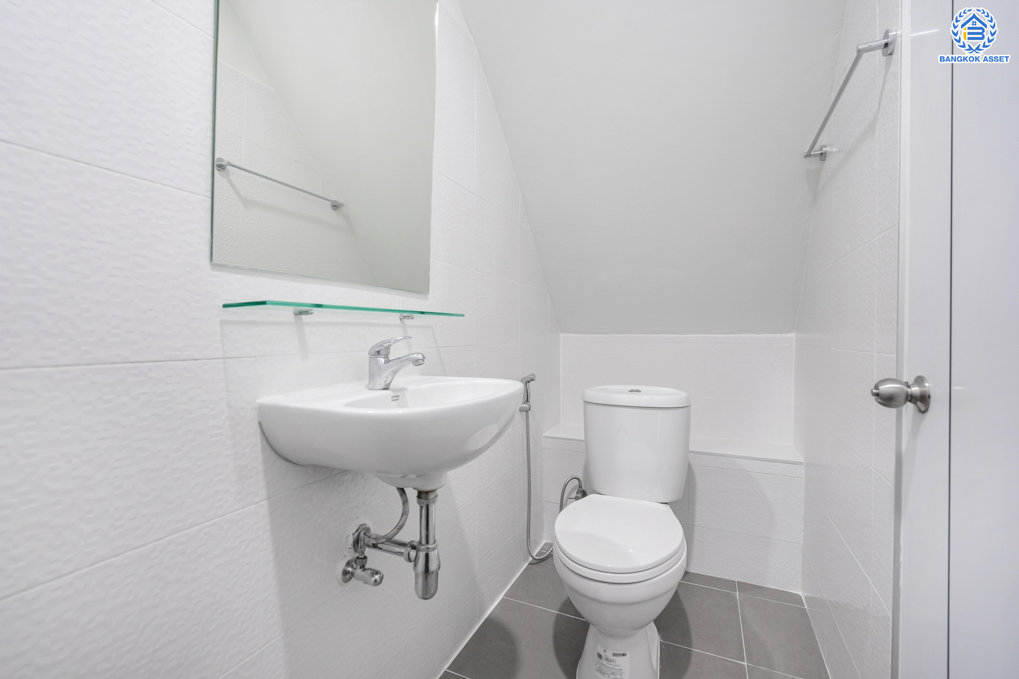 บ้านมือสองตกแต่งใหม่ ม.เกษราวิลล์ บางกรวย-ไทรน้อย ทาวน์เฮ้าส์ 2 ชั้น เนื้อที่ 16 ตร.ว. ฟังก์ชัน 2 ห้องนอน 2 ห้องน้ำ 1 ที่จอดรถ พร้อมเข้าอยู่ เดินทางสะดวก เข้า-ออกได้หลายเส้นทาง ทั้ง ถ.ราชพฤกษ์ และ ถ.ติวานนท์ ใกล้ทางด่วน "ศรีรัช" และรถไฟฟ้า "สถานีแยกติวานนท์"